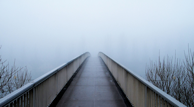 Brücke im Nebel